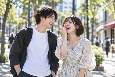 並木道で笑い合う男女